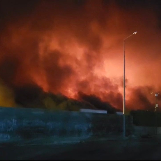 Kadirli OSB'de tavuk fabrikasında çıkan yangın sabaha karşı söndürüldü