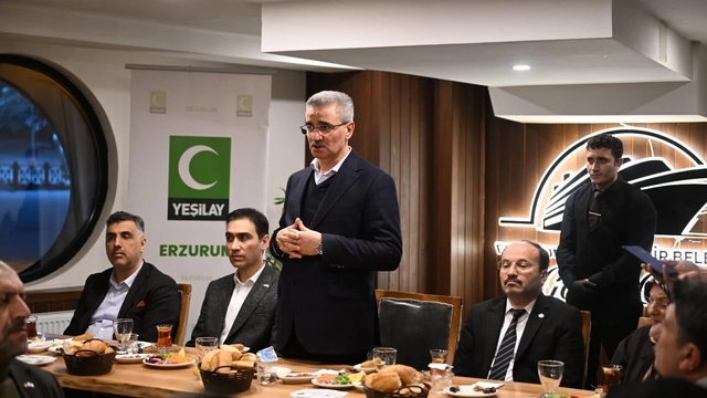 Vali Baruş, Yeşilay'ın iftar programına katıldı