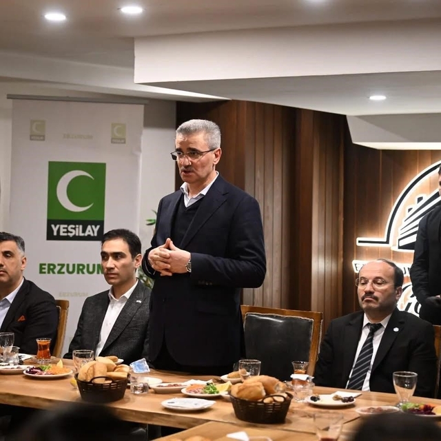 Vali Baruş, Yeşilay'ın iftar programına katıldı
