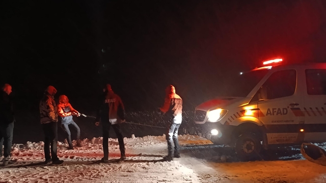 Tipide şarampole kayan araçtaki 4 kişi kurtarıldı