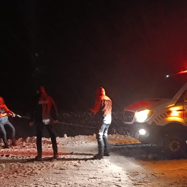 Tipide şarampole kayan araçtaki 4 kişi kurtarıldı