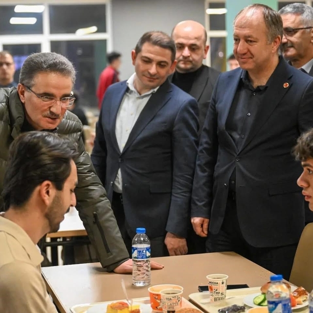 Öğrencilerle sahur sofrasında bir araya geldi