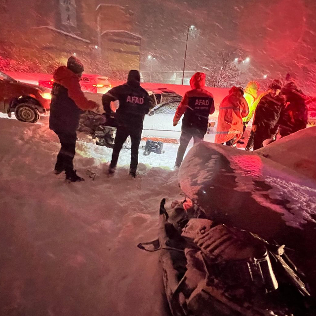 Otomobiller, kafa kafaya çarpıştı; 2'si çocuk 7 yaralı