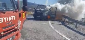 Seyir halindeki kamyonet alev alev yandı