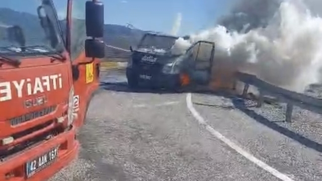 Seyir halindeki kamyonet alev alev yandı