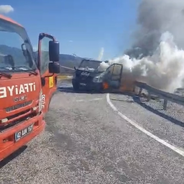 Seyir halindeki kamyonet alev alev yandı