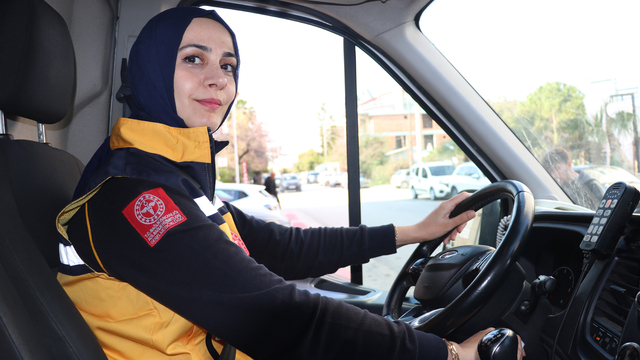 Ambulans şoförü Gülser: Direksiyonda saniyelerle yarışıyoruz