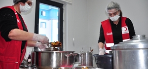 İhtiyaç sahiplerinin iftar yemekleri Kızılay'ın gönüllü kadınlarından