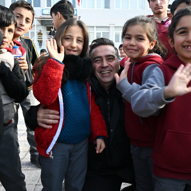 Ağrı Emniyet Müdürü Önder, öğrencilerle buluşarak polislik mesleğini tanıtı...