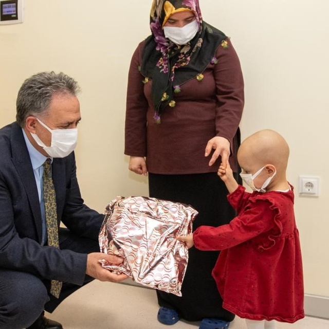 Rektör Akpolat, Onkoloji Hastanesi'ndeki minik hastaları hediyelerle sevind...