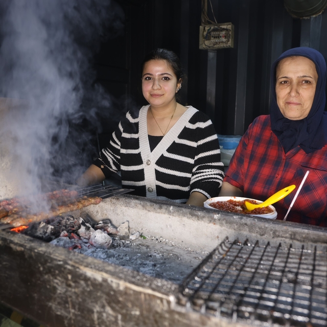 Garson olarak girdiği iş yerinde kebapçılığı öğrenen Zeynep, depremin ardın...