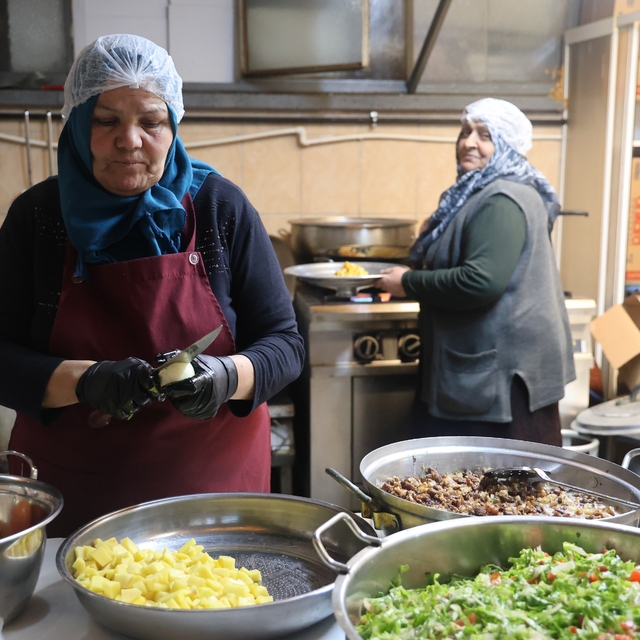 Emekli Sema öğretmen aşevinde engelli ve kimsesizlere "anne" oldu