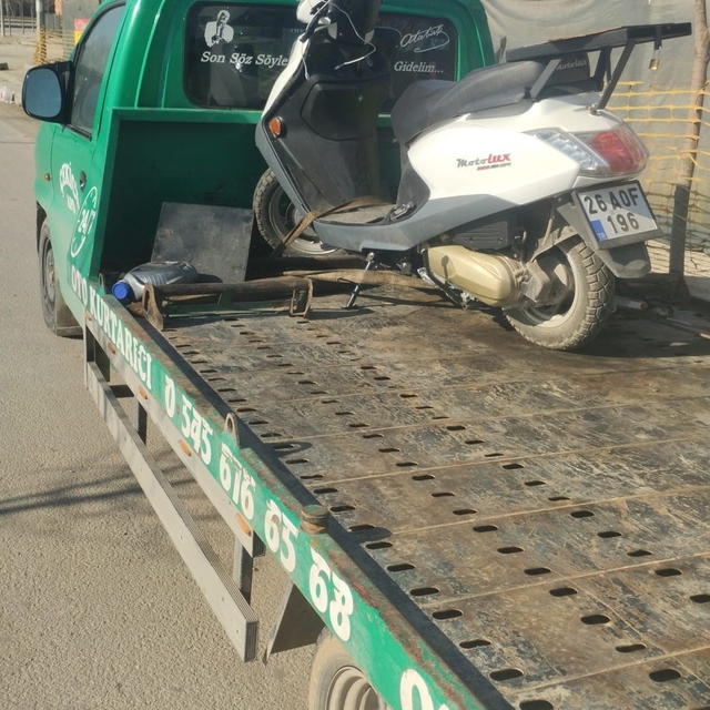Otomobille çarpışan motosikletli kurye yaralandı
