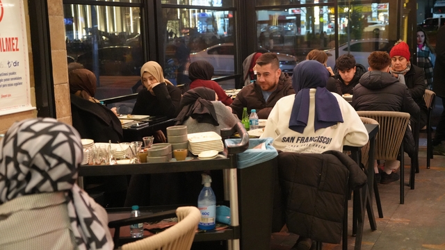 Gaziantep'te baklava kampanyası kuyruk oluşturdu
Ramazan'da tatlı dayanışma: Hamido'dan gönüllere dokunan kampanya