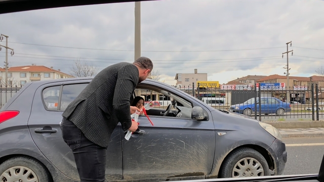 90 yaşındaki ninesiyle şiddete dikkat için Düzce'yi dolaştı
Aracına astığı yazıyı okuyan sürücüler korna çalarak destek verdi