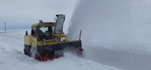 Kars'ta kardan kapanan 32 köy yolunda çalışmalar sürüyor