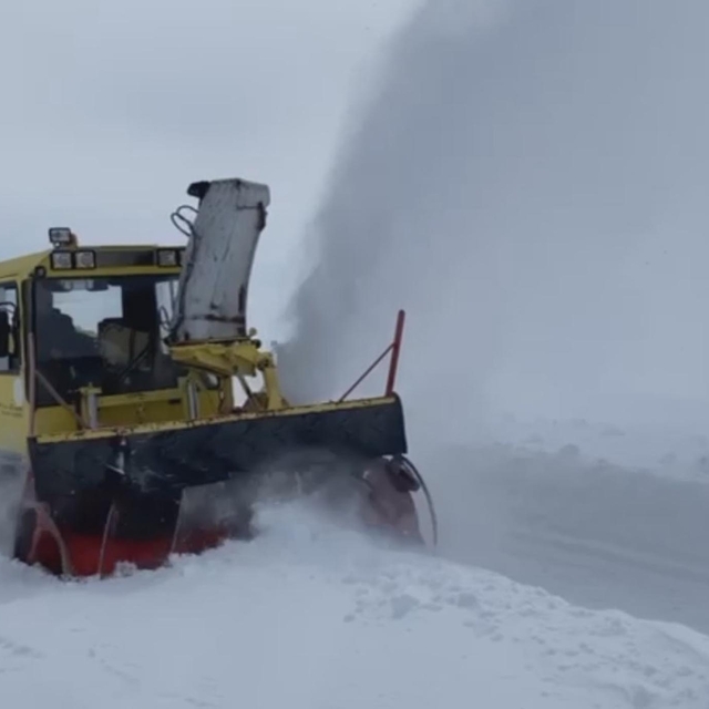 Kars'ta kardan kapanan 32 köy yolunda çalışmalar sürüyor