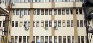 Trabzon'da Hababam Sınıfı'nı hatırlatan anlar Kalp krizi geçiren öğretmenin hastane penceresinden öğrencileriyle buluşması yürekleri ısıttı