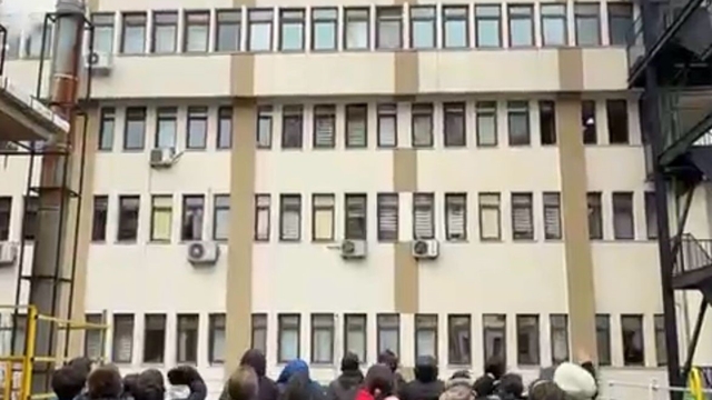 Trabzon'da Hababam Sınıfı'nı hatırlatan anlar
Kalp krizi geçiren öğretmenin hastane penceresinden öğrencileriyle buluşması yürekleri ısıttı