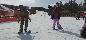 Kars'ta bahar ortasında kayak keyfi: Çam ormanları arasındaki kayak merkezi havadan görüntülendi Sarıkamış Kayak Merkezi'nde Ramazan yoğunluğu