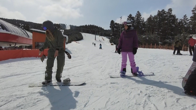Kars'ta bahar ortasında kayak keyfi: Çam ormanları arasındaki kayak merkezi havadan görüntülendi
Sarıkamış Kayak Merkezi'nde Ramazan yoğunluğu