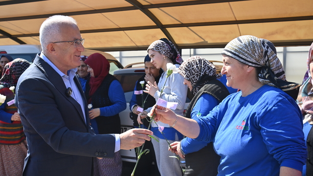 Kumluca Belediye Başkanı Avcıoğlu çalışan kadınları ziyaret etti