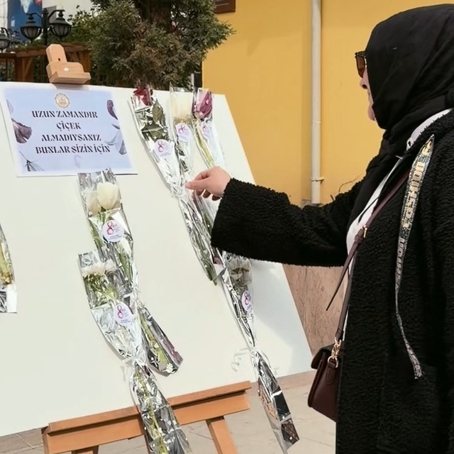 Yazıyı okuyan çiçek aldı: Yaşlı kadın hayatında ilk kez bu mutluluğu yaşadı