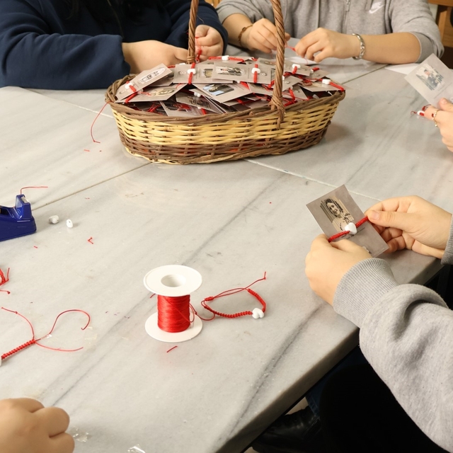 İzmit Beyaz Kalpler öğrencilerinden kadın personele el emeği 8 Mart sürpriz...
