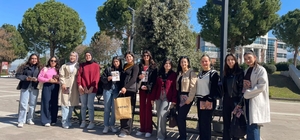 Osmaniye’de öğrenciler Kadınlar Günü’nde gül şeklinde mum dağıttı