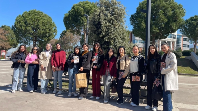 Osmaniye'de öğrenciler Kadınlar Günü'nde gül şeklinde mum dağıttı