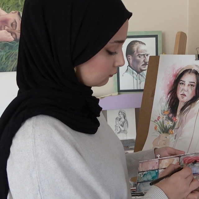 Savaşın içinden doğan sanatçı: Kadınların hikayesini tuvale yansıtıyor