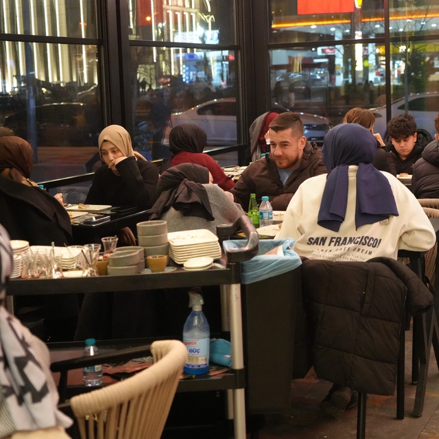 Gaziantep'te baklava kampanyası kuyruk oluşturdu
Ramazan'da tatlı dayanışma...