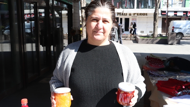 Depremin yıktığı hayatını kavanozlara sığdırdığı reçellerle yeniden kurdu
Depremzede anne reçel yaparak çocuklarını doktor ve avukat yaptı
Depremzede Gül Ay: "Liseye başlayacak çocuğum vardı, onun için benim dik durmam lazımdı"