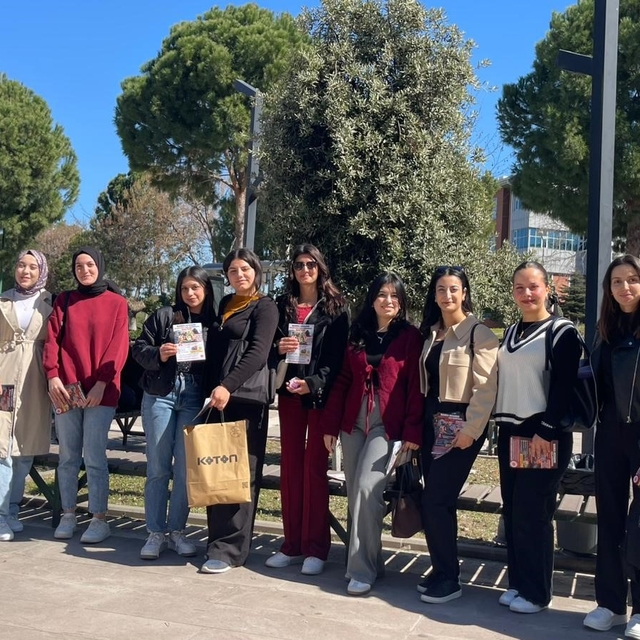 Osmaniye'de öğrenciler Kadınlar Günü'nde gül şeklinde mum dağıttı