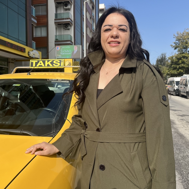İzmir'de taksi direksiyonunda kadın gücü
8 Mart'ta kadınlara taksi şoförlüğ...