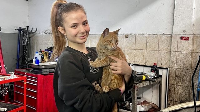 Sanayinin 17 yaşındaki oto tamircisi kadın ustası
İlkokuldayken sanayi tostu yemek için gittiği babasının işyerinde usta oldu
Anadolu lisesindeki eğitimini meslek lisesi eğitimiyle değiştiren Selen, okuldan çıkıp soluğu sanayide alıyor
Geçtiğimiz yıl Ahilik haftasında 'Yılın çırağı' seçildi, şimdi şanzımanı söküp takabiliyor