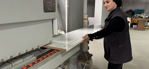 Enkazdan atölyeye bir hayat mücadelesi: İki çocuk annesi mobilyaya şekil ve...