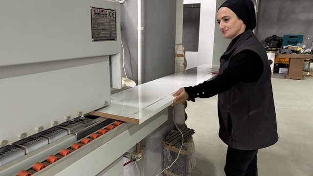 Enkazdan atölyeye bir hayat mücadelesi: İki çocuk annesi mobilyaya şekil veriyor