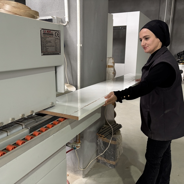 Enkazdan atölyeye bir hayat mücadelesi: İki çocuk annesi mobilyaya şekil ve...