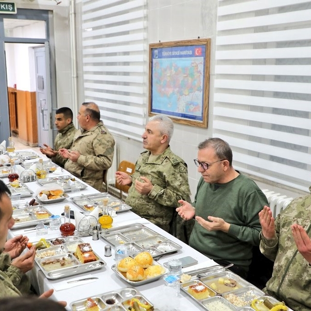 Kars Valisi Polat, iftarını sınırda Mehmetçik ile açtı