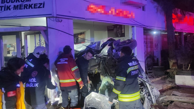 Otomobil, oto lastik mağazasına çarpıp devrildi; 1'i ağır, 3 yaralı