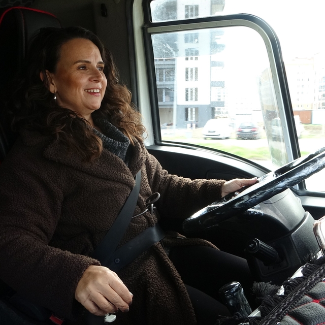 Büyük araçlara küçüklüğünden beri hayranlık duyan Buket, 3 yıldır ağır vası...