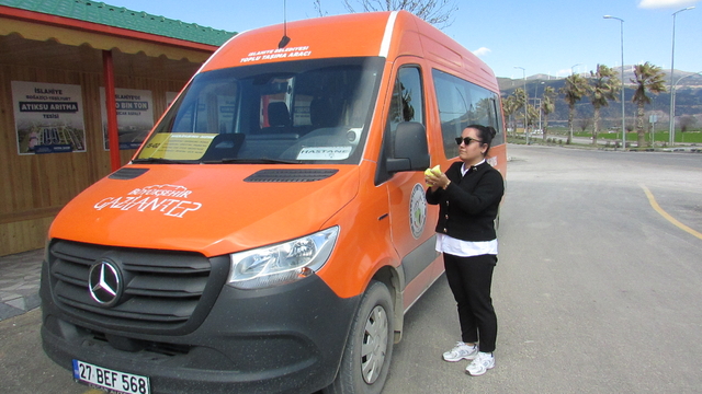 İslahiye'de kadın dolmuş şoförü direksiyon başında