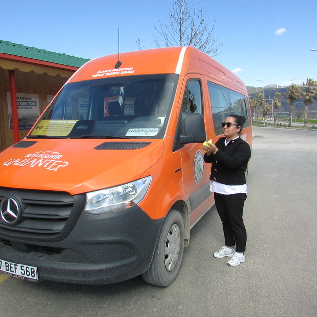 İslahiye'de kadın dolmuş şoförü direksiyon başında