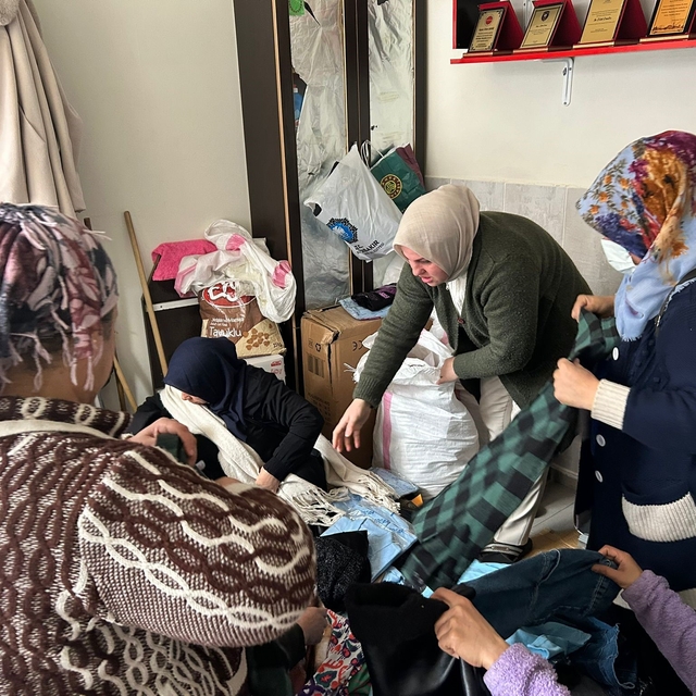 8 Martta ihtiyaç sahibi kadınlara kıyafet desteği