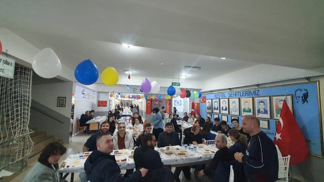 Bursa'daki lisenin öğrencileri öğretmenleriyle iftar yaptı
