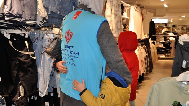 Balıkesir'de yetimler bayramlık sevinci yaşadı