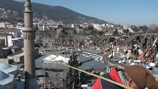 Bursa'nın mahyasında alışılagelmişin dışına çıkılıyor
'Zekat Berekettir' yazısı, Uludağ tarafından okunacak