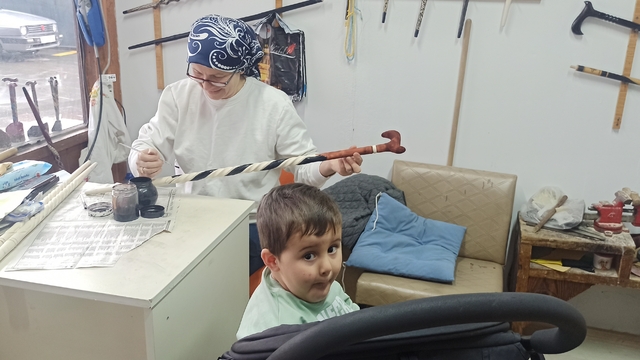 20 yıllık Fatime usta bir eliyle torun sallıyor, diğer eliyle dünyaca ünlü bastonlara şekil veriyor