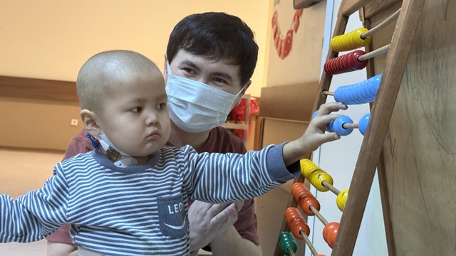 Türk kadın hekimin karaciğer nakliyle 3 yaşındaki Nuryiğit hayata tutundu
Dr. Öğr. Üyesi Çelik: "Nuryiğit'in iyileşmesi, diğer merkezlerde tedavi şansı tanınmamış bir çocuk olması nedeniyle bizim için de çok önemliydi"